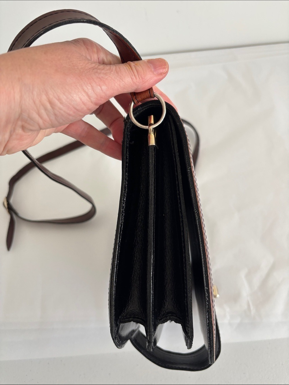 Stunning vintage vegan leather crossbody bag purse turn lock black brown pocket - Picture 9 of 15